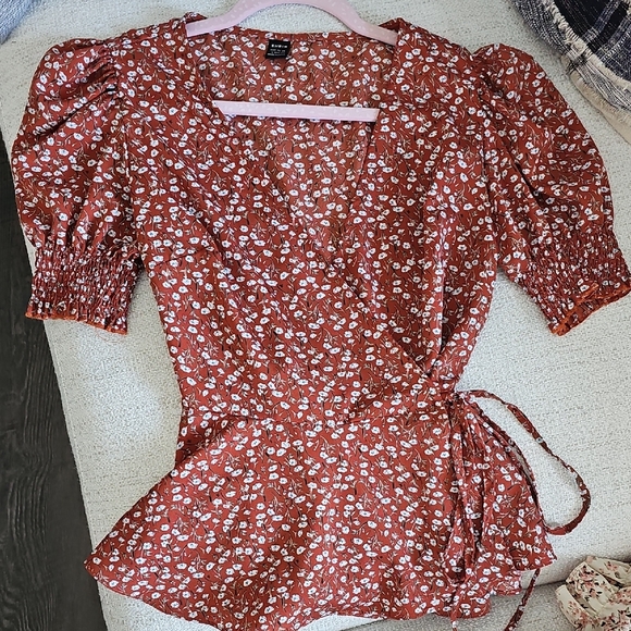 NWT Floral Puff Sleeve Spring Wrap Blouse Cute Little White Flowers Top Size L - Picture 6 of 9